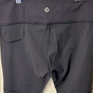 Lululemon Outrun 17" Crop leggings in black SIZE 4